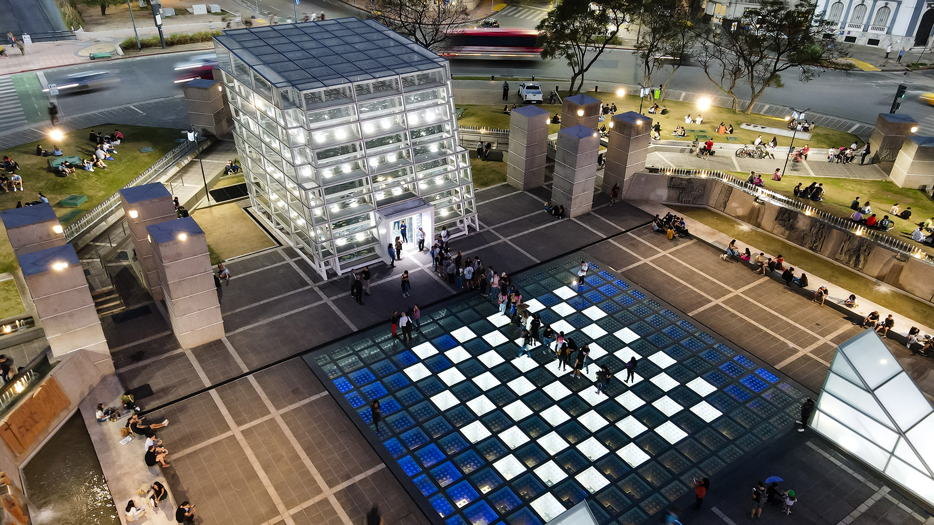 MMAU iluminado bajo la plaza, vista nocturna
